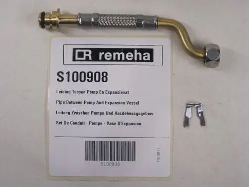 Remeha Rohrverbindung zwischen Pumpe und Ausdehnungsgefäß mit Metallummantelung und Anschlussstücken, neben einer Produktbeschreibung auf einem Etikett.